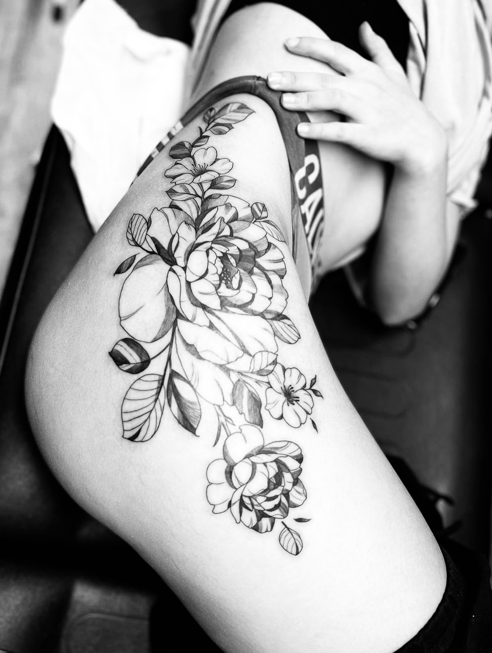 Blackwork-Blumenmotiv am Oberschenkel
