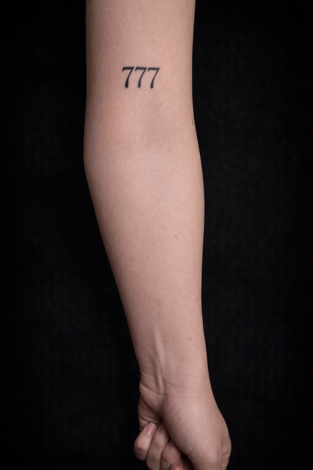 "777"-Schriftzug am Arm