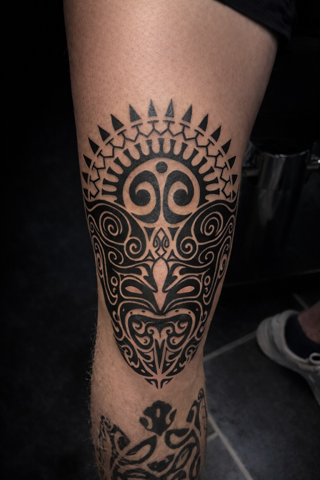 Maori-Tattoo am Knie