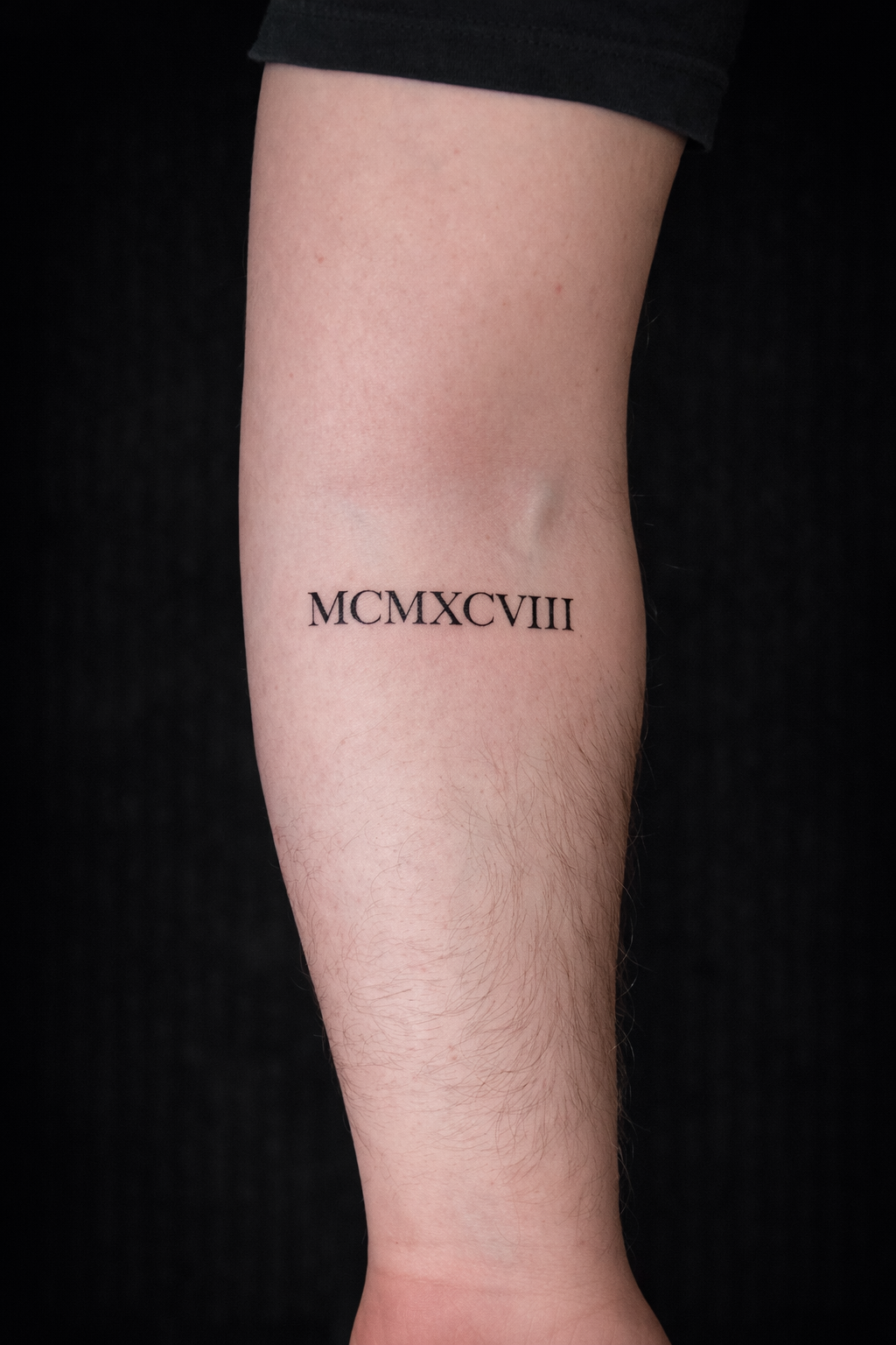 Datumstattoo mit römischen Ziffern