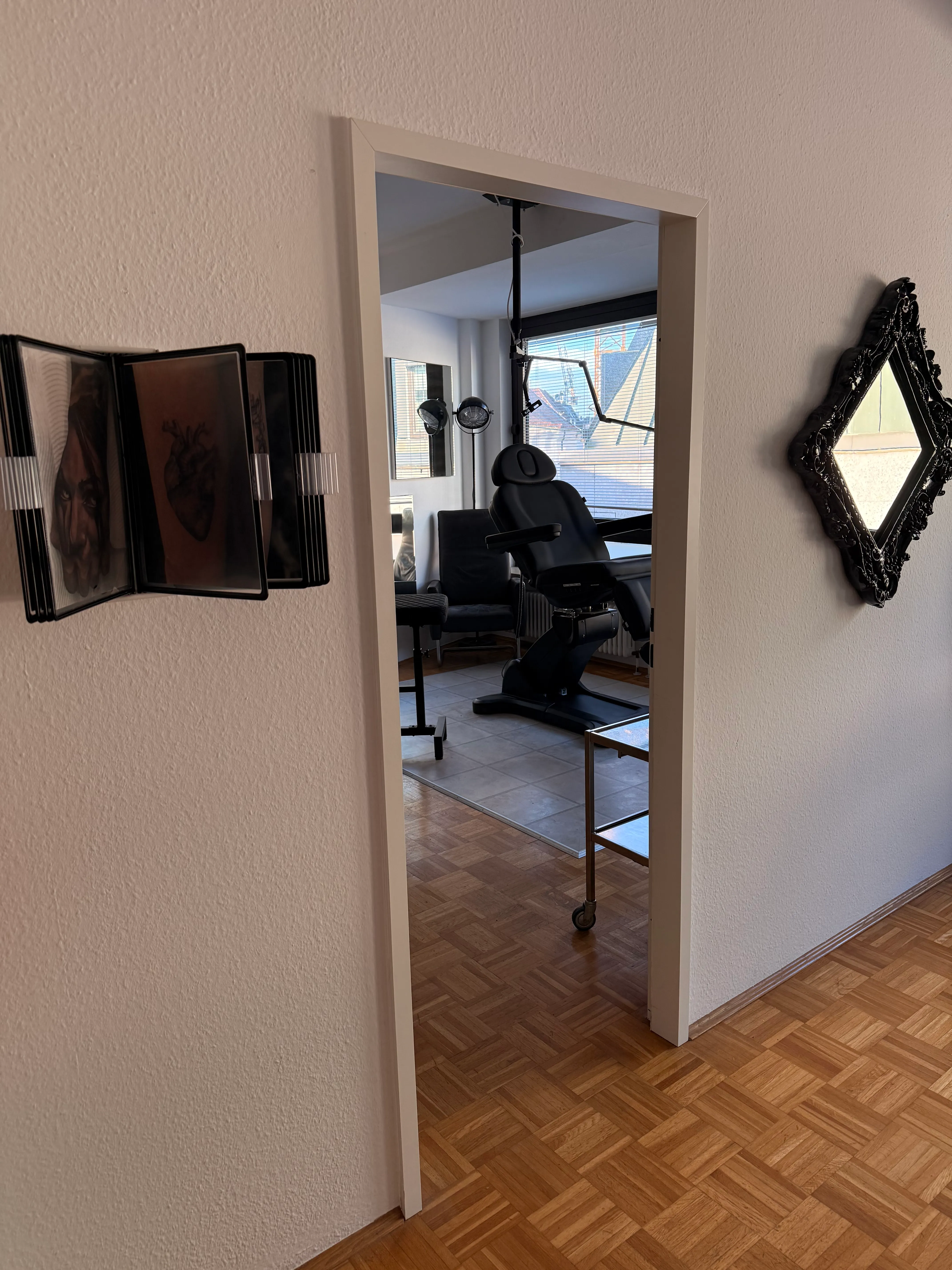 Eingang zum privaten VIP-Bereich, abseits vom Hauptstudio, mit Kunstwerk an der Tür