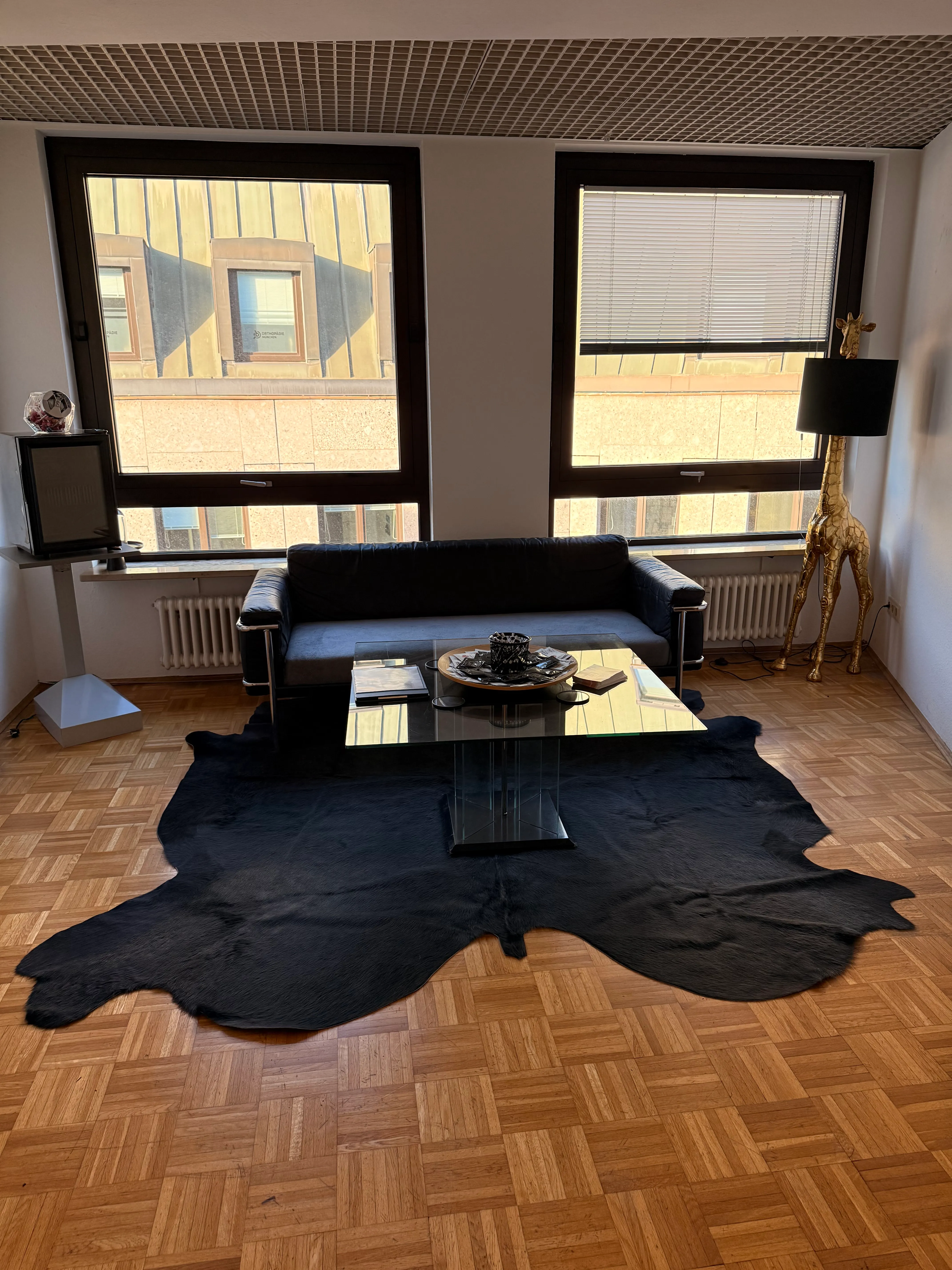Privater Loungebereich im VIP-Raum mit Sofa, Rekordspieler und Blick über die Stadt