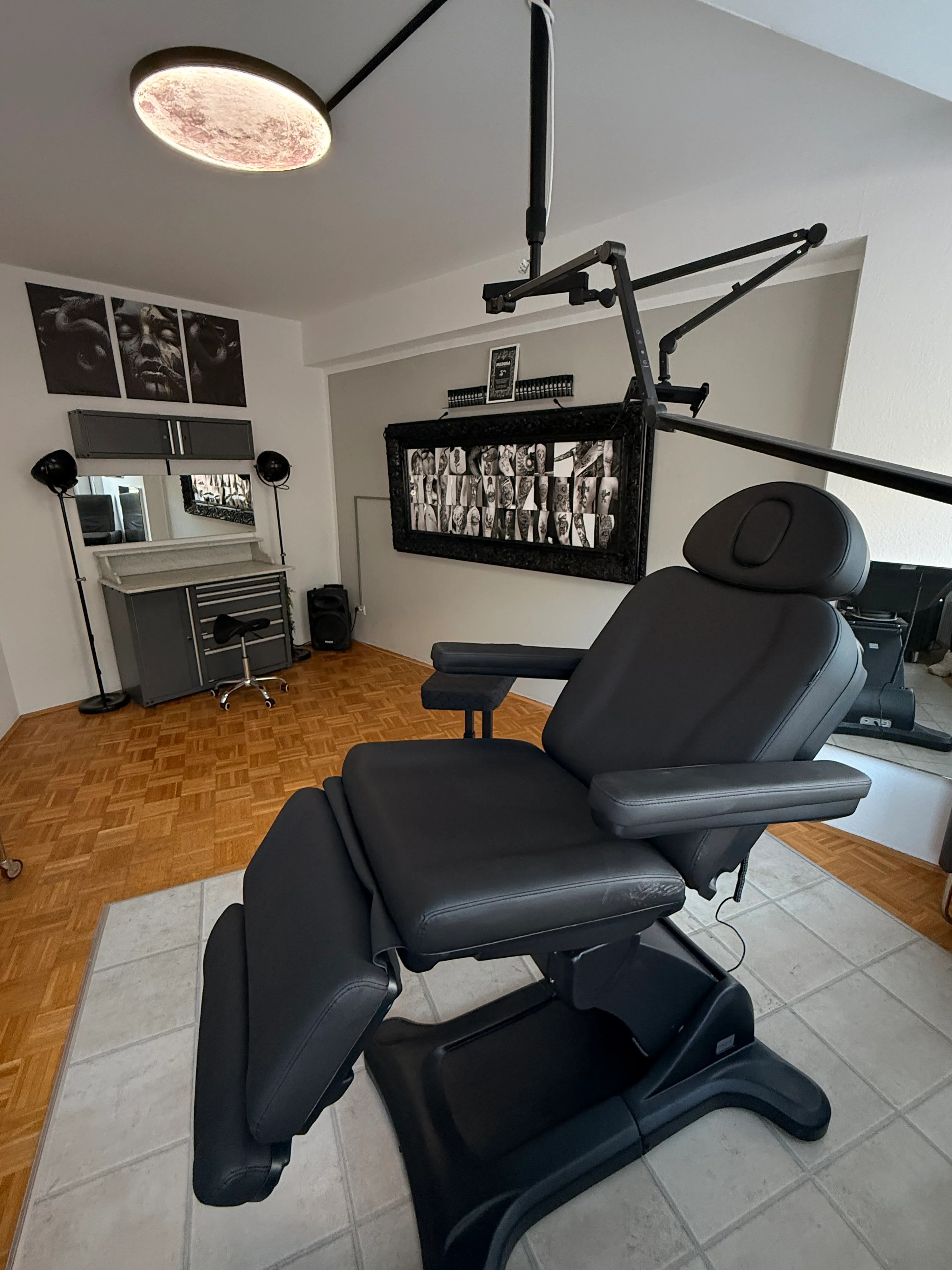 Tätowierplatz im VIP-Raum mit professioneller Ausstattung und Wandkunst